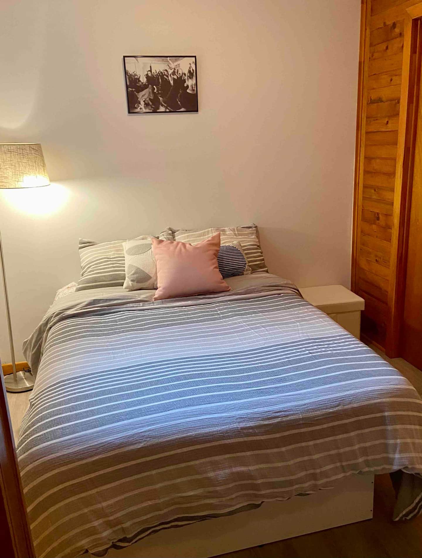 Chambre 1 — un très grand lit