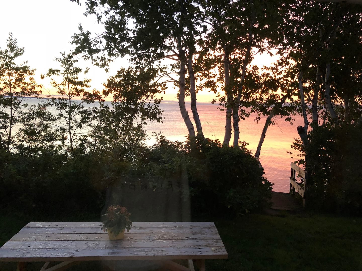 Table de pique-nique au soleil couchant