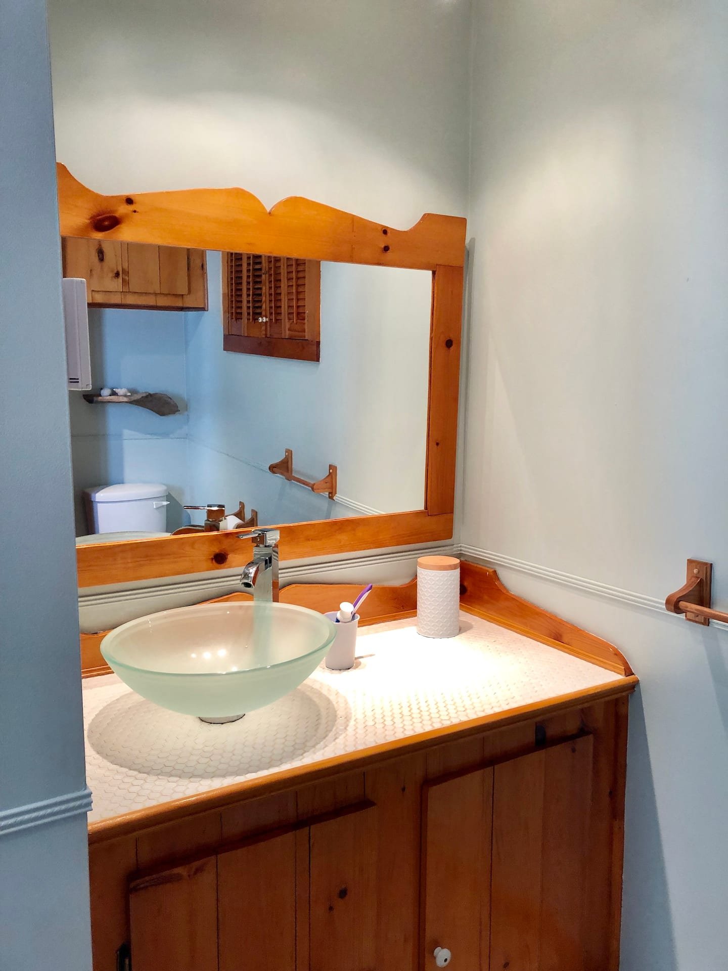 Le lavabo et le miroir de bois